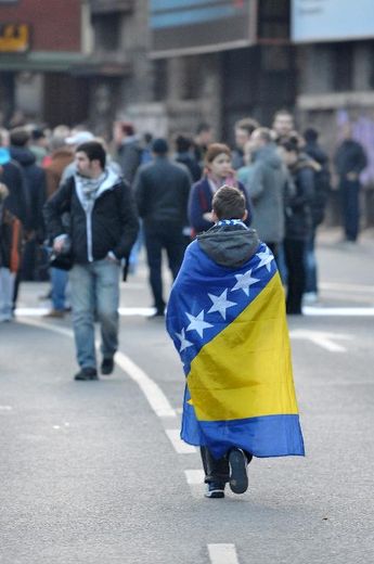 Des manifestants bosniens bloquent la circulation sur l'un dfes principaux carrefours de Sarajevo, le 11 février 2014
