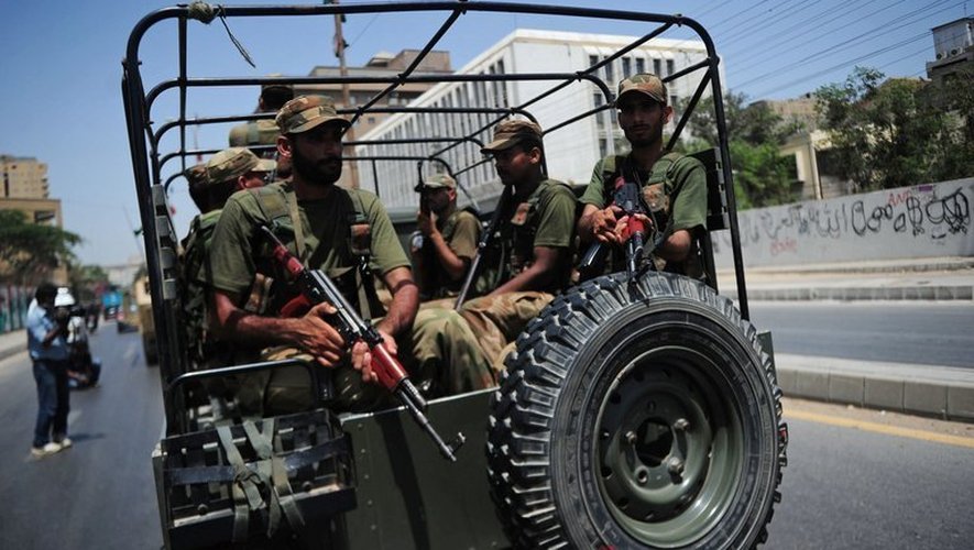 Des soldats près d'un bureau de vote à Karachi, le 18 mai 2013