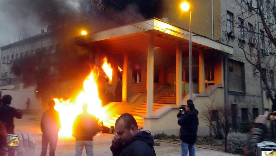 Un bâtiment administratif à Mostar, incendié par des manifestants, le 8 février 2014