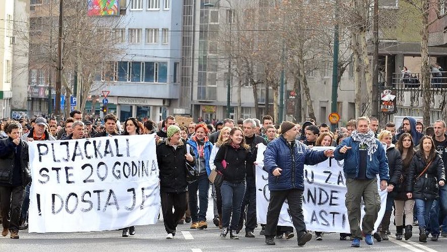 Des manifestants bosniens bloquent la circulation de l'un des principaux carrefours de Sarajevo, le 11 février 2014