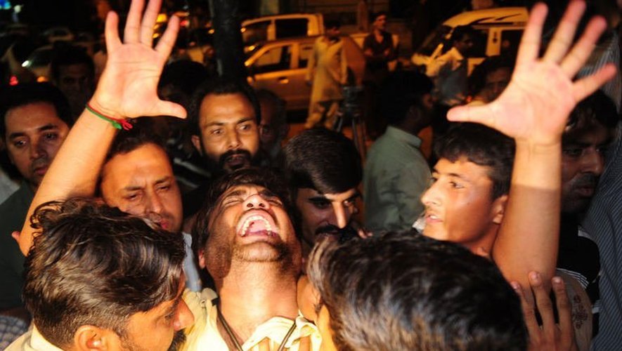 Des militants du Mouvement pour la Justice (PTI) pleurent l'assassinat de Zohra Hussein, le 18 mai 2013 à Karachi