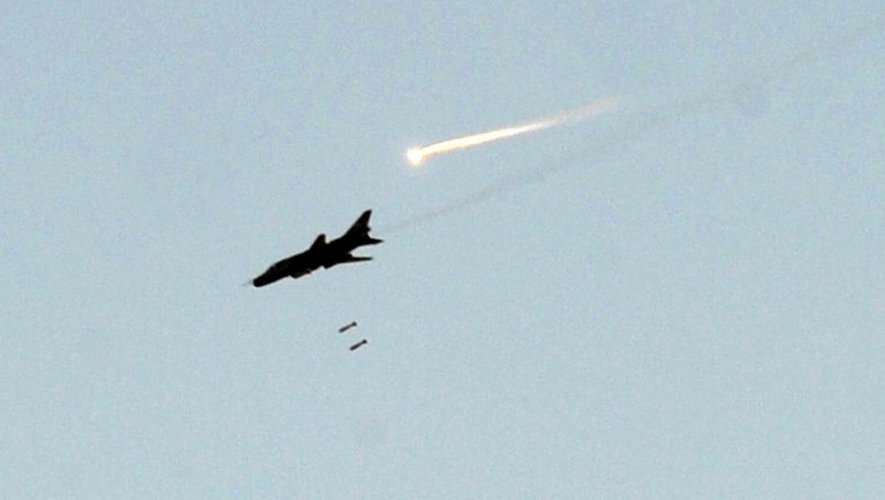 Un avion de l'armée syrienne survole une localité du nord-ouest du pays, le 19 octobre 2012 à Maaret al-Numan