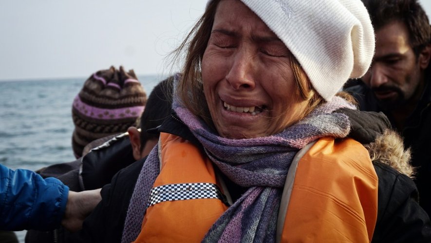 Une migrante en pleurs à son arrivée en bateau pneumatique sur l'île grecque de Lesbos le 20 mars 2016
