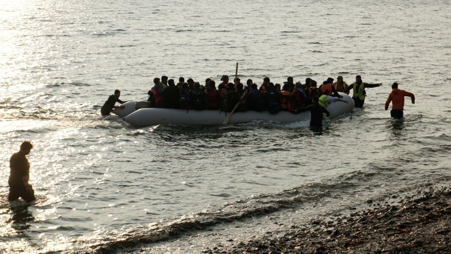 Des migrants sur un canot pneumatique débarquent sur l'île de Lesbos, le 20 mars 2016