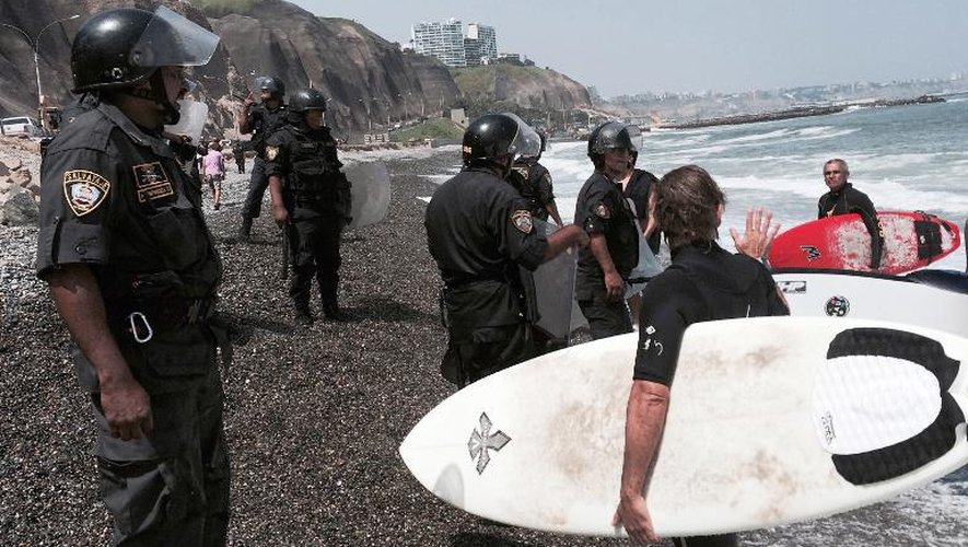 La plage de Lima sous étroite surveillance policière face à la mobilisation des surfeurs opposés à l'élargissement d'une autoroute, le 29 avril 2015