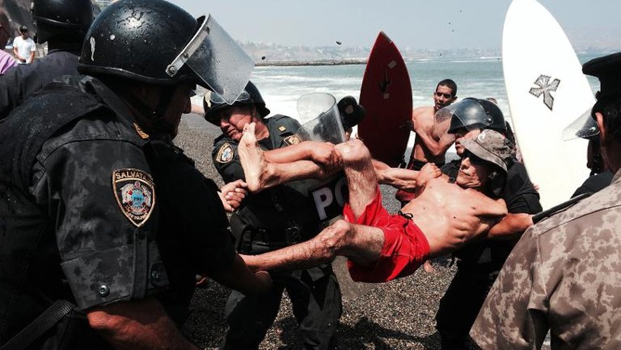 Un surfeur est arrêté le 29 avril 2015 lors d'une manifestation contre l'élargissement d'une autoroute longeant la côte du Pacifique dans la municipalité de Lima, la capitale du Pérou