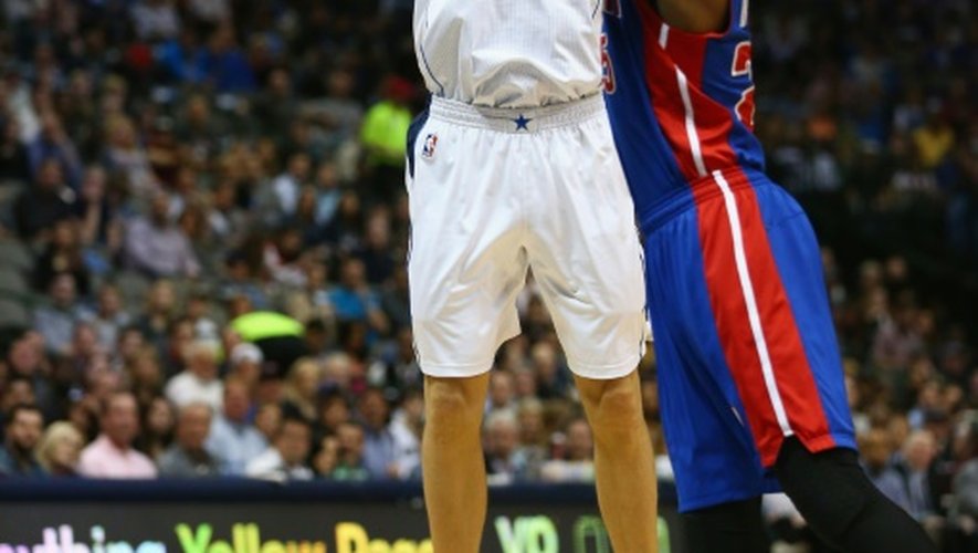 Dirk Nowitzki (g.) lors du match des Dallas Mavericks face aux Detroit Pistons, le 9 mars 2016 à Dallas