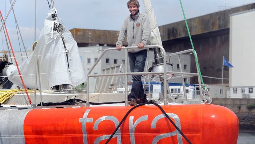 Le capitaine de la goélette océanographique Tara, Loic Valette, pose sur le bateau le 18 mai 2013 à Lorient