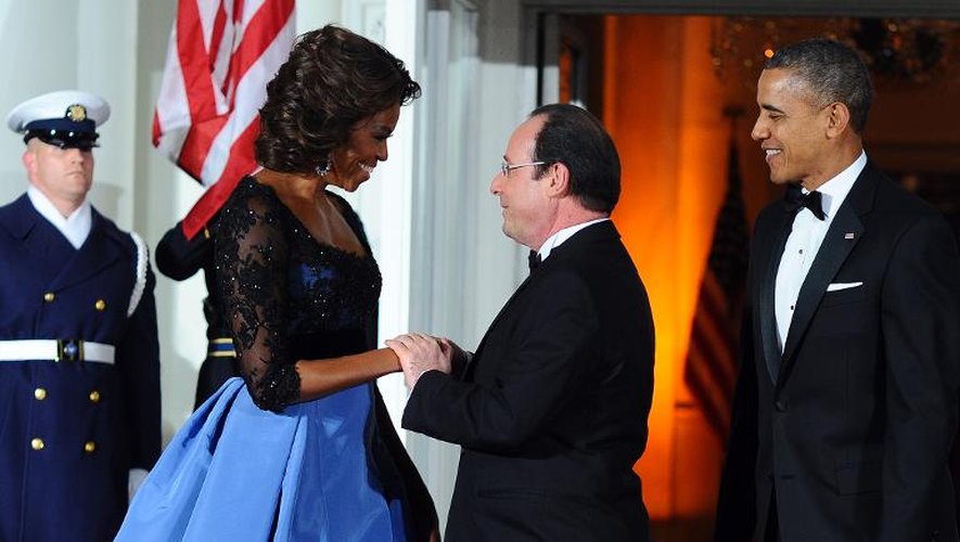 Michelle et Barack Obama accueillent François Hollande à son arrivée à la Maison Blanche pour le dîner d'Etat, le 11 février 2014 à Washington