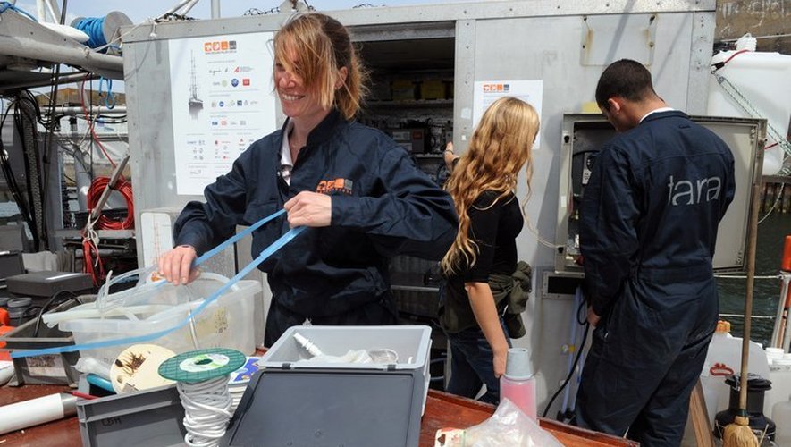 Des membres de l'équipage de la goélette océanographique Tara se préparent au départ, le 18 mai 2013 à Lorient