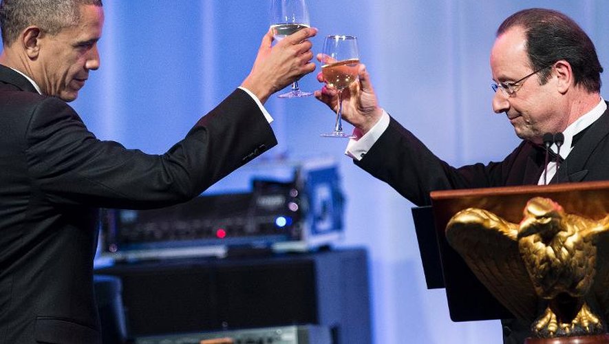 Barack Obama et François Hollande portent un toast lors du dîner d'Etat à la Maison Blanche, le 11 février 2014 à Washington