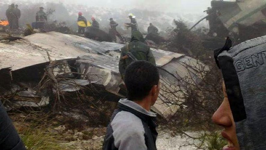 Des équipes de secours autour de la carlingue d'un Hercules C-130 qui s'est écrasé au-dessus du Mont Fortas, près d'Oum El Bouaghi, à 500 km à l'est d'Alger, le 11 février 2014