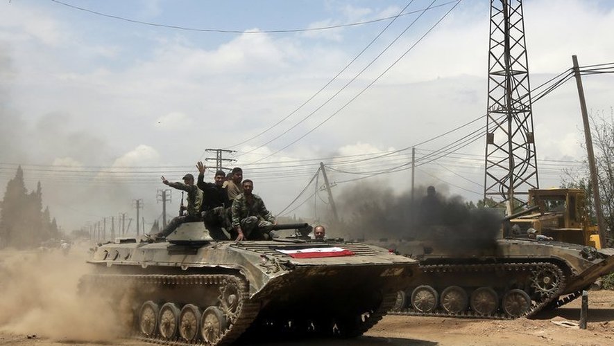 Des soldats de l'armée syrienne prennent le contrôle d'un  village, près de la ville de Qousseir, le 13 mai 2013