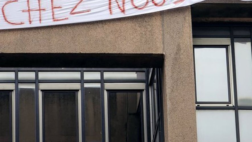 Des jeunes d'extrême droite étendent une banderole sur un immeuble à Lyon