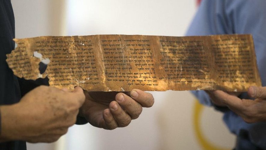 Photo du 18 décembre 2012 du plus ancien document connu reproduisant dans leur intégralité les Dix Commandements à Jérusalem