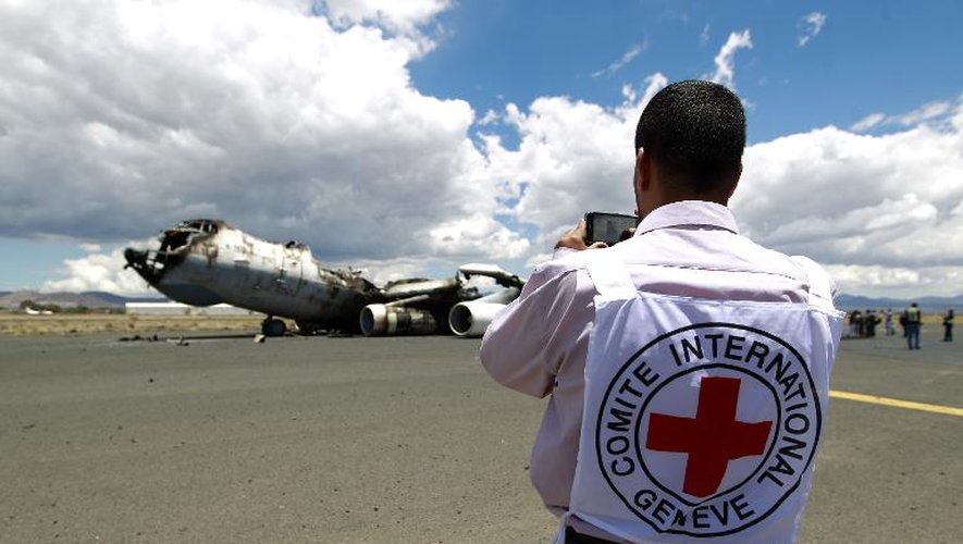 Un membre de la Croix rouge sur le tarmac de l'aéroport de Sanaa, le 5 mai 2015