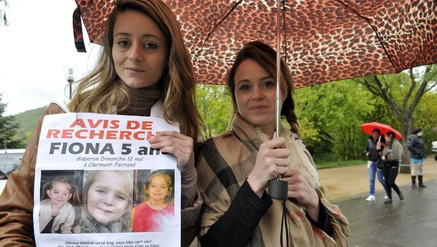 Des volontaires distribuent des avis de recherche pour Fiona, la fillette qui a disparu le 12 mai 2013 à Clermont Ferrand
