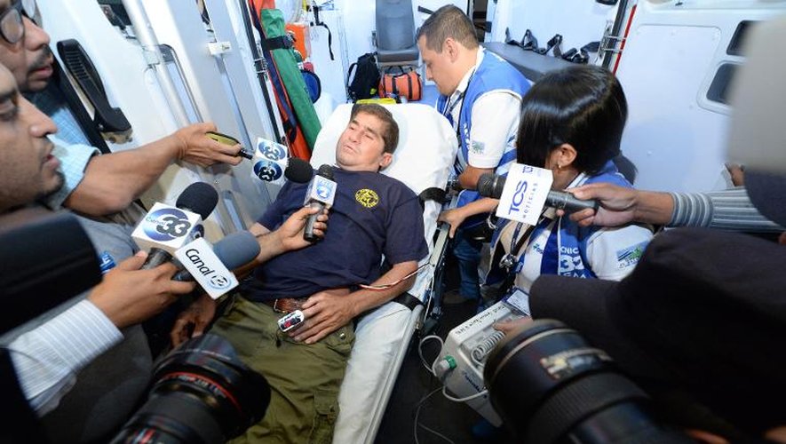 Le naufragé salvadorien José Salvador Alvarenga, installé dans une ambulance pour être conduit à l'hôpital de Santa Tecla, répond aux journalistes, le 11 février 2014 au Salvador
