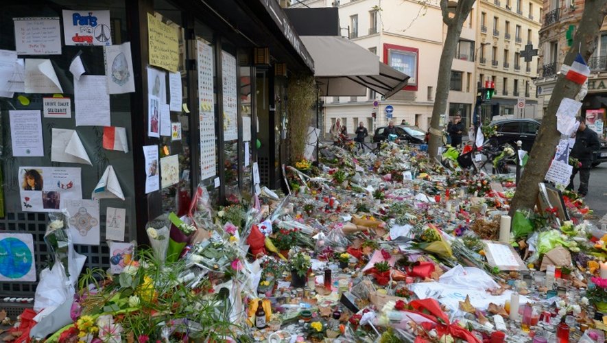 Des fleurs en hommage aux victimes, le 18 novembre 2016 devant le café "La Belle Equipe" à Paris