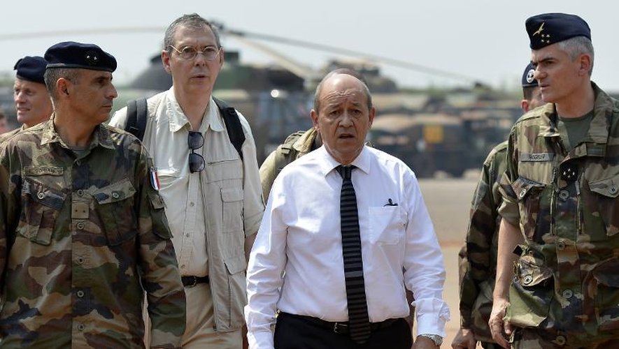Le ministre de la Défense, Jean-Yves Le Drian (c), avec le commandant de l'opération Sangaris, le général Francisco Soriano (g) et le général Antoine Noguier (d), le 2 janvier 2014 au camp militaire français de Mpoko, à Bangui