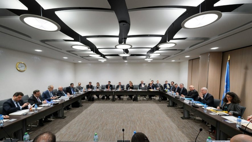 L'envoyé du gouvernement syrien Bachar al-Jaafari (3e g) face à l'émissaire de l'ONU pour la Syrie Staffan de Mistura (2e d) à l'ouverture du nouveau cycle de négociations sur la Syrie, le 21 mars 2016 à Genève