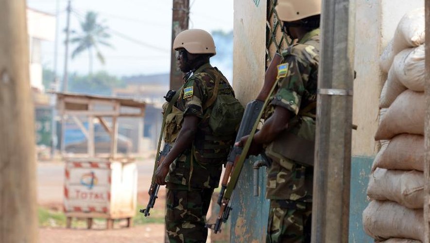 Des soldats rwandais de la Misca dans une rue de Bangui où ont lieu des pillages, le 9 février 2014