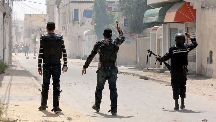 Des policiers tunisiens affrontent des partisans du mouvement salafiste jihadiste Ansar Ashariaa, le 19 mai 2013 à Cité Ettadhamen