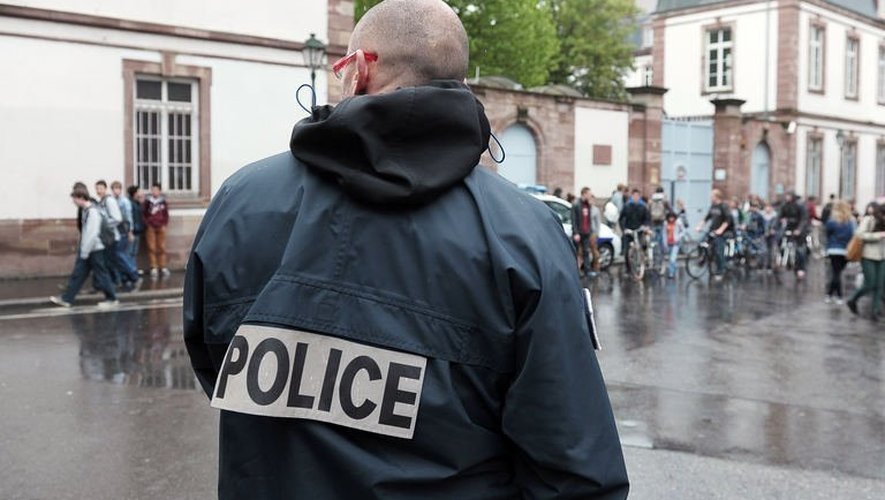 Un policier devant un lycée de Strasbourg, le 17 mai 2013
