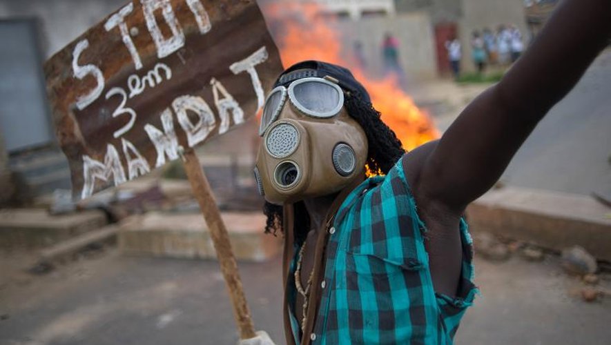 Un manifestant burundais près d'une barricade en feu, le 6 mai 2015 à Mugasa, dans la banlieue de Bujumbura