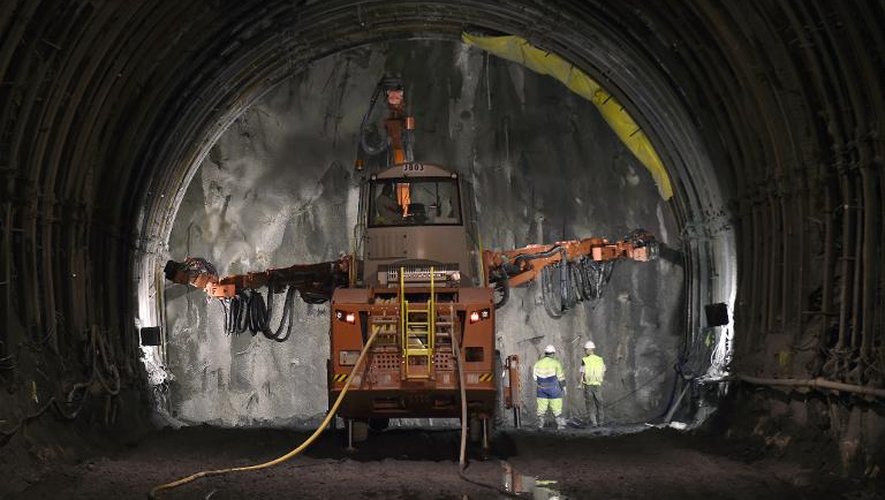 Des ouvriers travaillent dans la galerie de reconnaissance de Saint-Martin-de-la-Porte, appelée à devenir un des tubes du futur tunnel transalpin de 57 km de la LGV Lyon-Turin, le 6 mai 2015 dans la vallée de la Maurienne