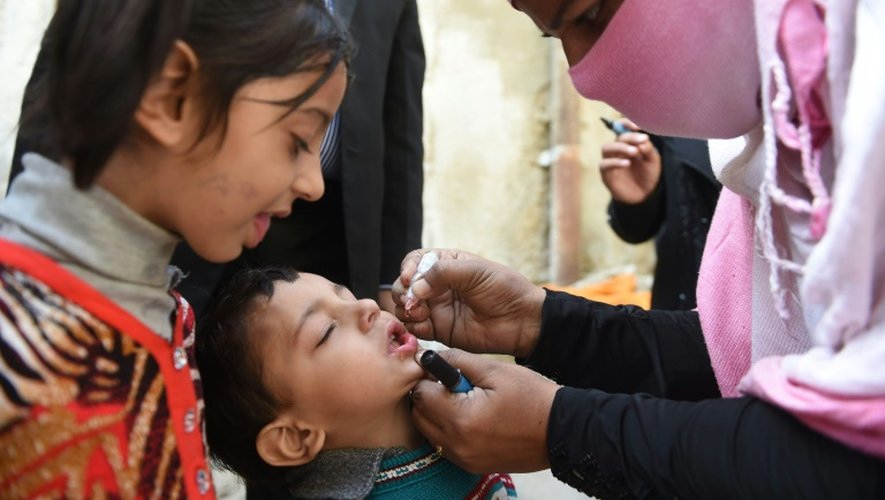 Une vaccinatrice pakistanaise administre des gouttes anti-polio à un enfant, à Karachi le 16 février 2016
