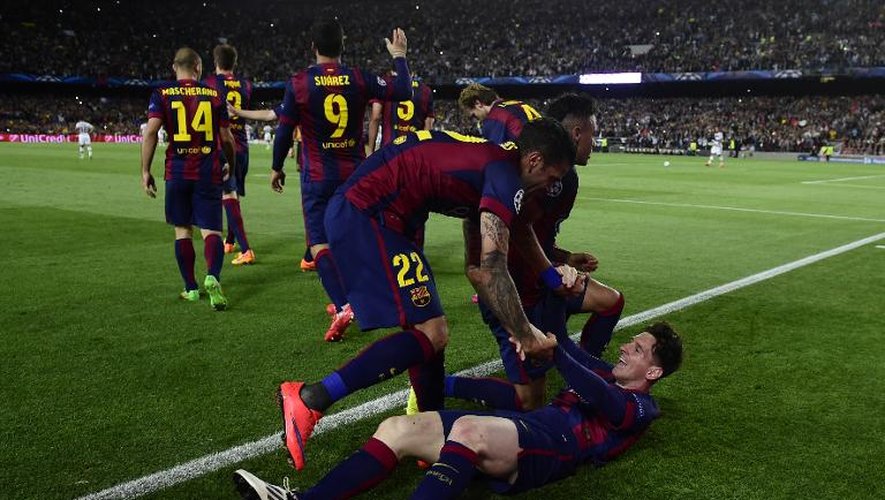 Lionel Messi fête avec Dani Alves et Neymar un de ses buts contre le Bayern Munich en demi-finale de la Ligue des champions au Camp Nou, le 6 mai 2015