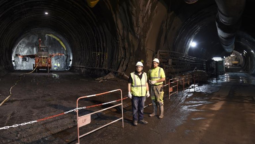 Des ouvriers travaillent dans la galerie de reconnaissance, appelée à devenir un des tubes du futur tunnel transalpin de 57 km, de Saint-Martin-de-la-Porte dans la vallée de la Maurienne le 6 mai 2015