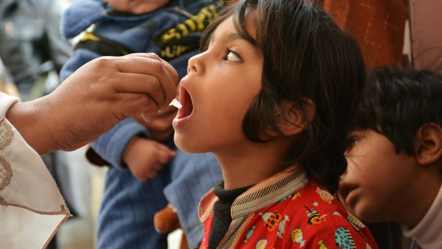 Une vaccinatrice pakistanaise administre des gouttes anti-polio à un enfant, à Quetta le 15 février 2016