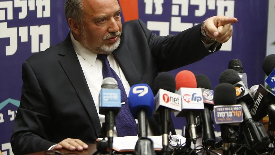 Avigdor Lieberman, ministre sortant des Affaires étrangères israélien, annonce que les huit députés de son parti, Israel Beiteinou, ne rejoindront pas de coalition autour de Benjamin Netanyahu, le 4 mai 2015 à la Knesset à Jérusalem