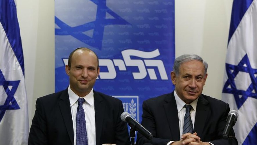Le Premier ministre israélien Benjamin Netanyahu (d) et le parti nationaliste religieux, le Foyer juif, Naftali Bennett, lors d'une conférence de presse, le 6 mai 2015 à Jérusalem