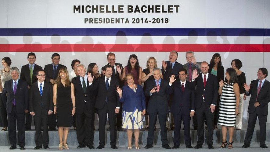 La présidente du Chili Michelle Bachelet (centre en bleue), entourée de son gouvernement, le 24 janvier 2014 à Santiago