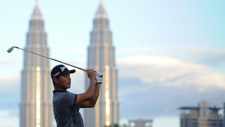 Le golfeur chinois Wu Ashun devant les Petronas Twin Towers à Kuala Lumpur, lors du tournoi de Malaysie, le 19 février 2016