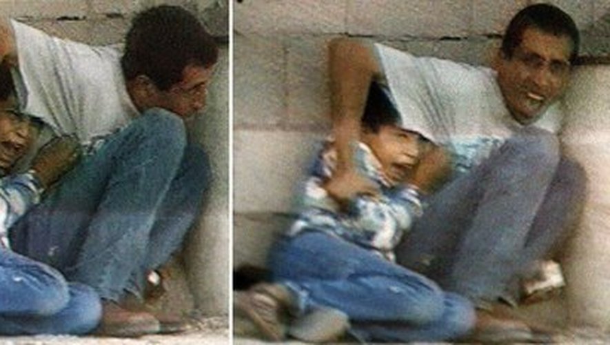 Des captures d'écran d'un reportage de France 2 montrant un jeune Palestinien et son père sous des tirs, le 30 septembre 2000 à Gaza
