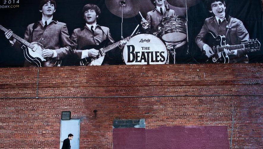Un homme passe devant la façade de la salle de concert Washington Coliseum, le 15 janvier 2014, salle mythique où a eu lieu le premier concert américain des Beatles