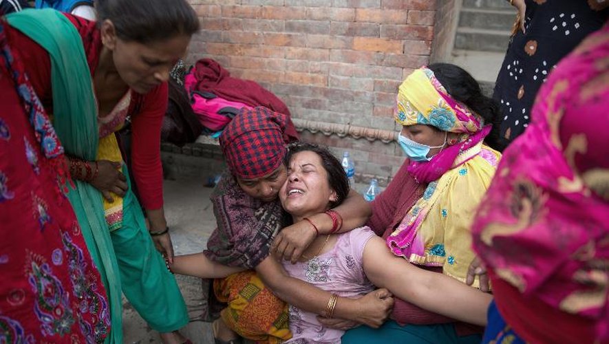 Une Népalaise pleure son fils de 9 ans lors de sa crémation le 28 avril 2015 à Katmandou