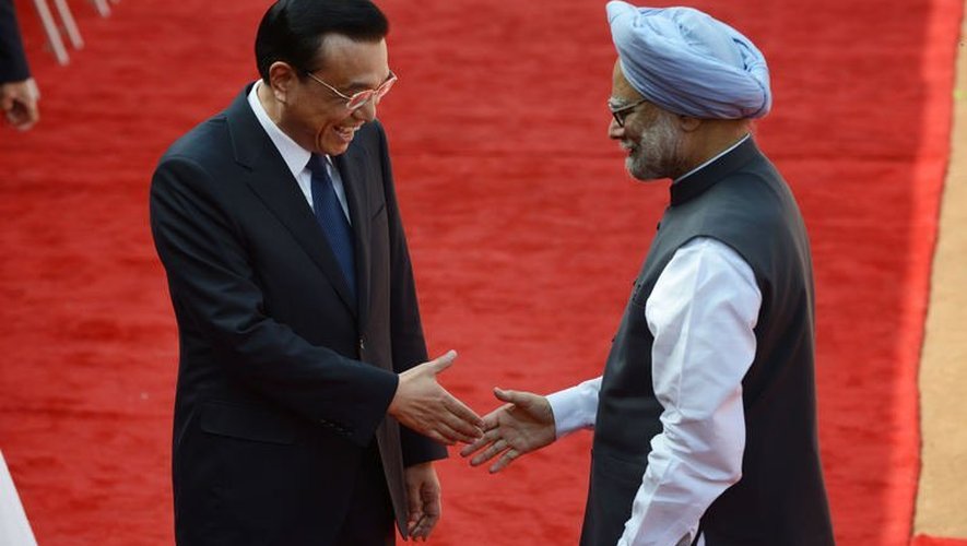 Le Premier ministre chinois, Li Keqiang et son homologue Manmohan Singh (d), le 20 mai 2013 à New Delhi