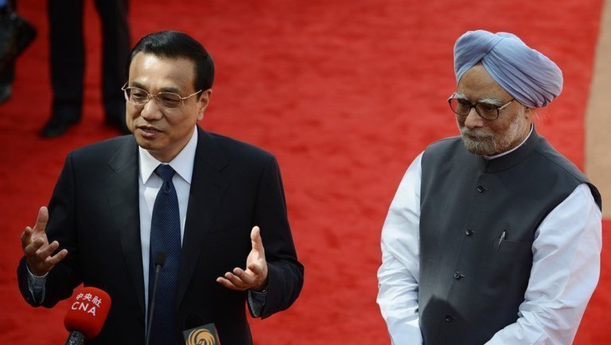 Le Premier ministre chinois, Li Keqiang et son homologue Manmohan Singh (d), le 20 mai 2013 à New Delhi