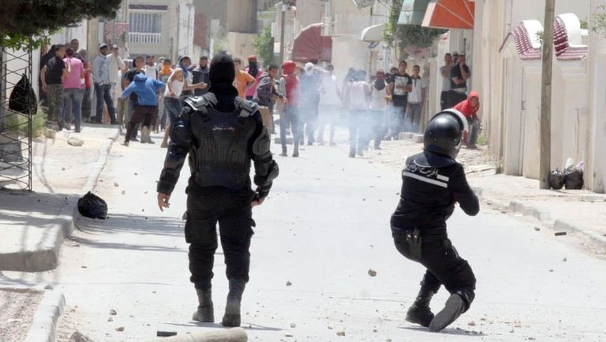 La police tunisienne tire des gaz lacrymogènes lors de heurts avec des salafistes, le 19 mai 2013 à Ettadhamen, à l'ouest de Tunis