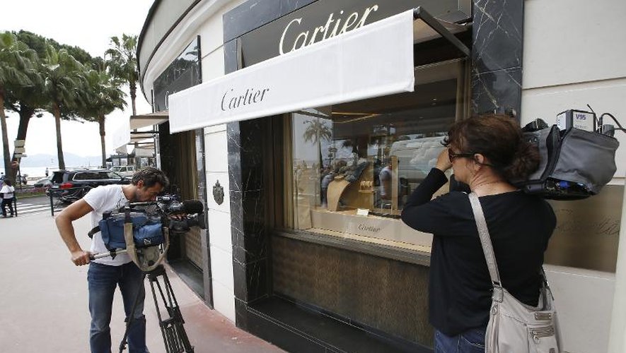 Des journalistes devant la bijouterie Cartier cambriolée le 5 mai 2015 à Cannes