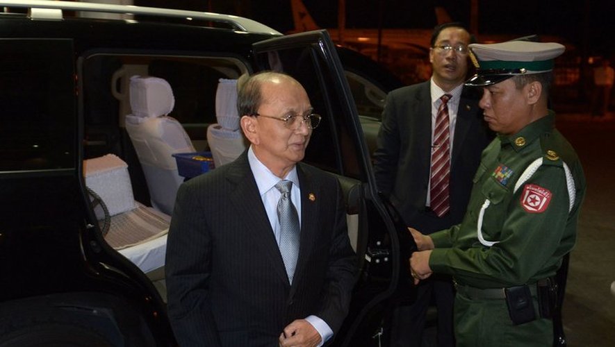 Le président birman Thein Sein arrive à l'aéroport de Rangoun, avant sa visite aux Etats-Unis, le 17 mai 2013
