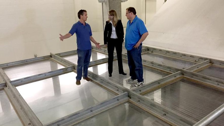 Brian Haus(g), professeur à l'Université de Miami aux côtés de Ben Kirtman et Cassandra Gaston au sein du complexe qui abrite le plus grand simulateur d'ouragans au monde, le 30 avril 2015 à Miami