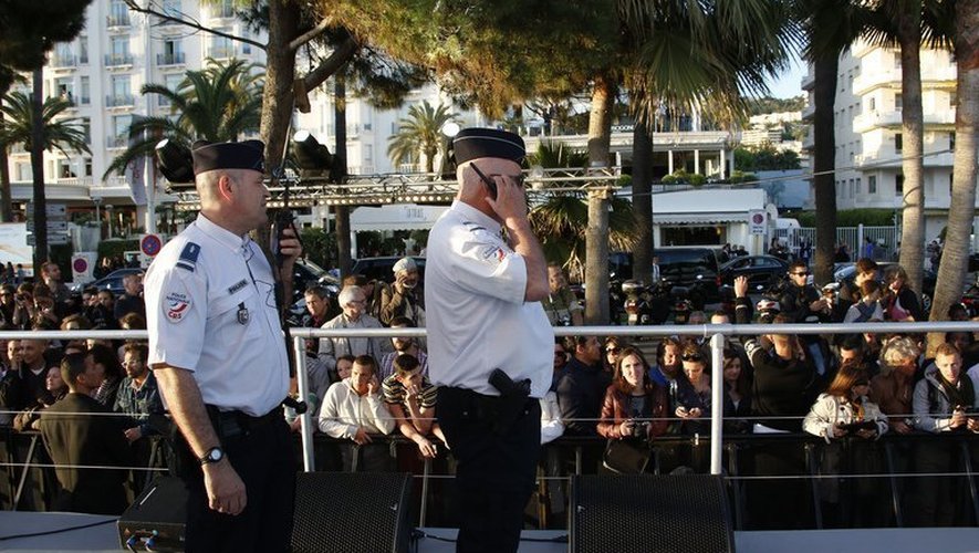 Des policiers sur la croisette à Cannes, le 17 mai 2013, après des coups de feu tirés lors de l'enregistrement d'une émission