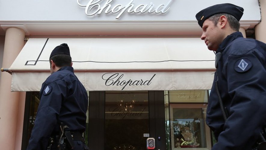 Des policiers devant un magasin Chopard à Cannes, le 17 mai 2013
