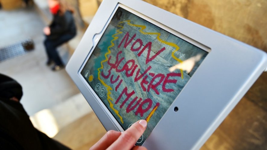 Lors de la visite du Campanile de Giotto à Florence, les touristes sont invités à dessiner leurs grafittis sur des tablettes, le 17 mars 2016
